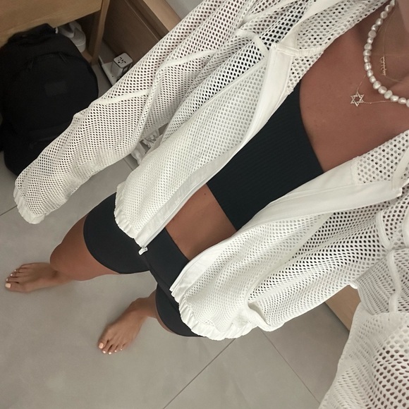 Lululemon perforated white jacket size 6. Unworn ! - Picture 3 of 3